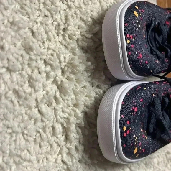 GIRLS UNDER ARMOUR KED LIKE SHOES SIZE 3 NWT - Picture 3 of 13